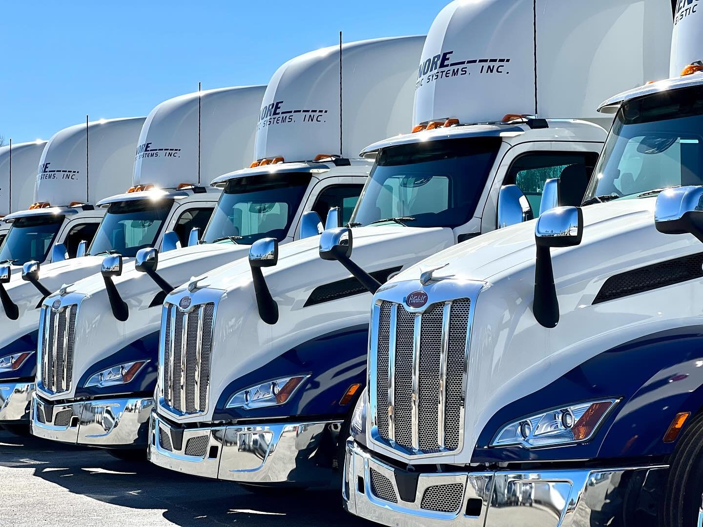Lined up and ready to roll. 🛞🙌

Happy Monday, Team Benore! 

#BenoreLogistics #APartnershipInPerformance #TeamBenore