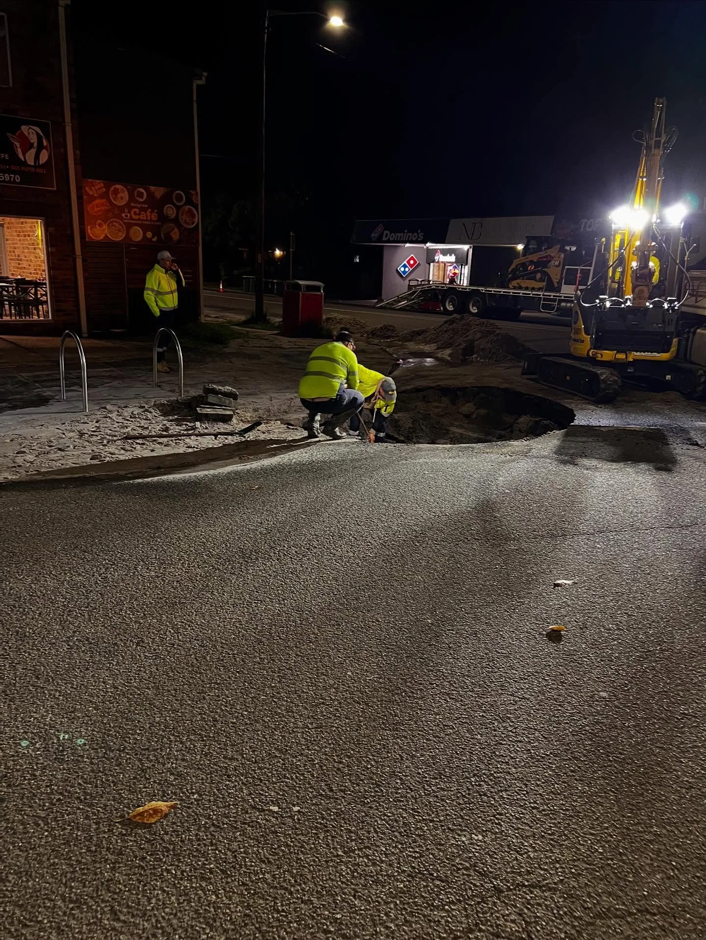 @coasttrafficsolutions now that&rsquo;s a sink hole! Emergency night works for @centralcoastcouncil. CTS keeping roads and pedestrians safe 24/7. #trafficmanagement #trafficcrew #nightworks #emergencyworks #safetysureyysatistfaction
