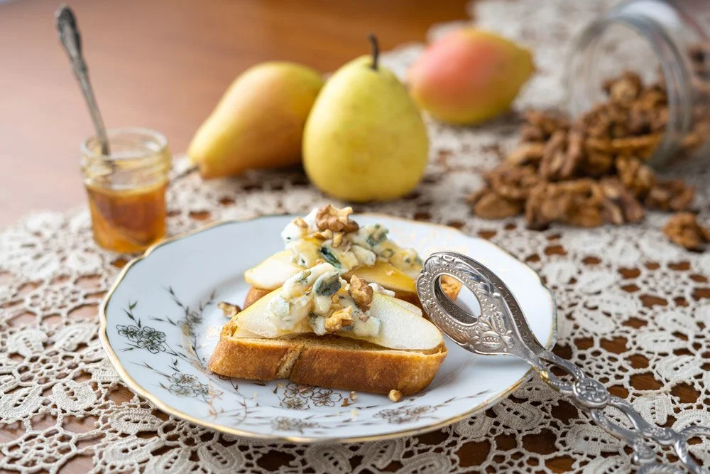 Κροστίνι με ροκφόρ, αχλάδι και μέλι manuka