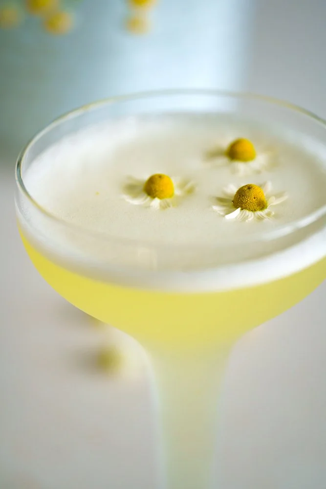Κοκτέιλ rum sour με σιρόπι χαμομηλιού