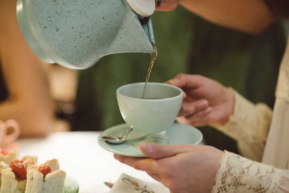 Τι βάζουμε πρώτα στο φλιτζάνι; Γάλα ή τσάι;