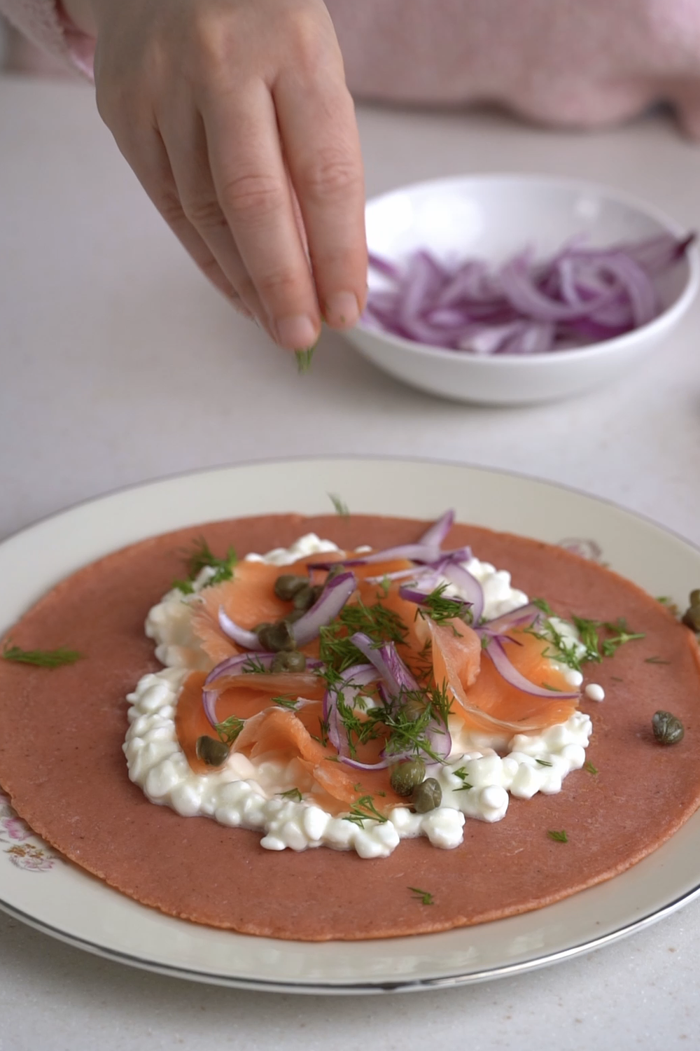 Ροζ κρέπες πατζαριού με κότατζ και σολομό