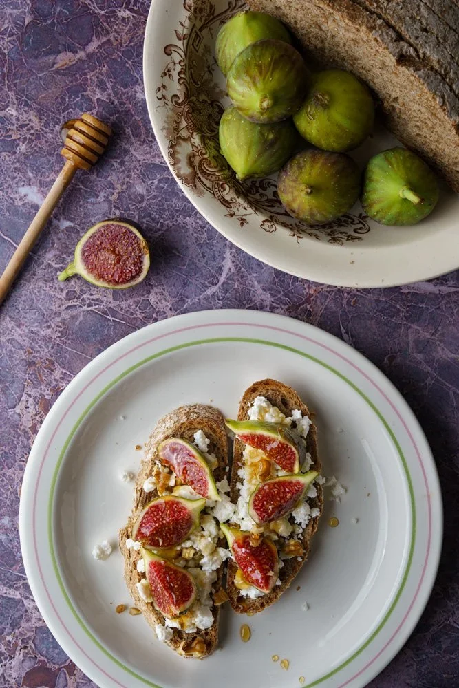 Φρυγανισμένο ψωμί με σύκα και κατσικίσιο τυρί