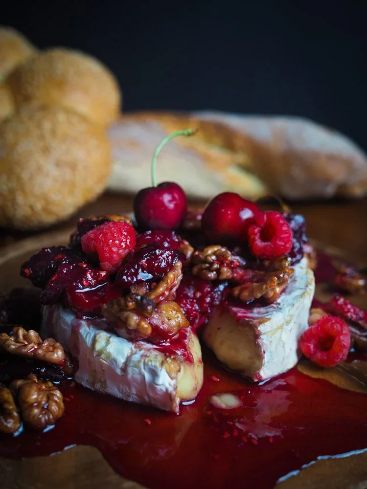 Καμαμπέρ ψητό με κόκκινα φρούτα