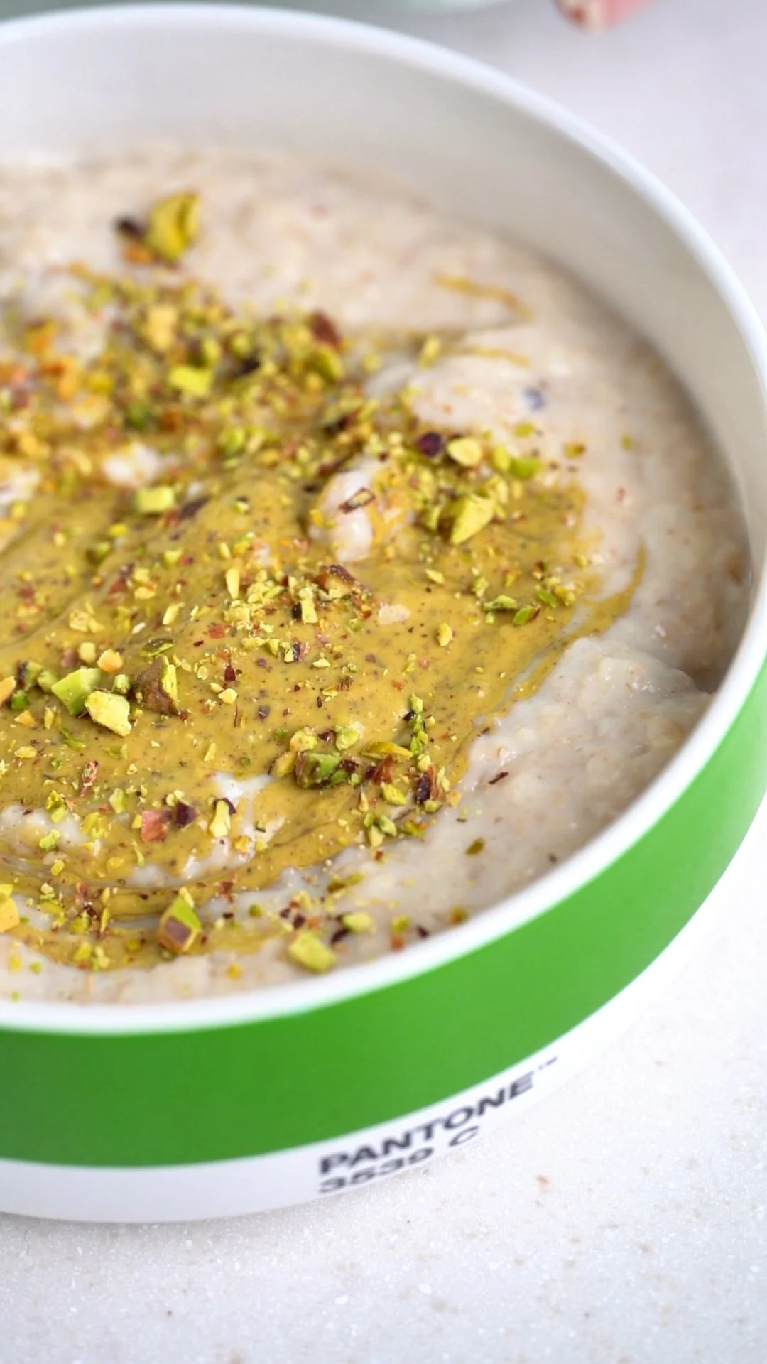 Πόριτζ με χουρμάδες, κάρδαμο και πραλίνα φιστικιού