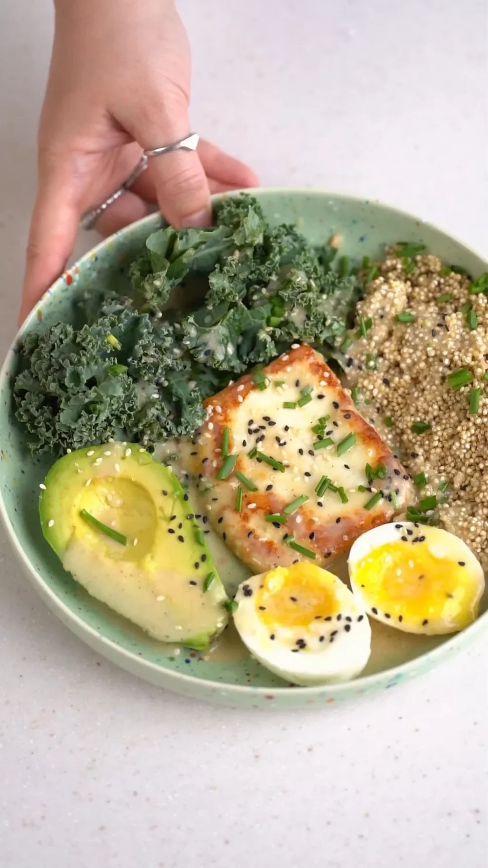 Μπωλάρα με χαλούμι, κέιλ και ταχινολέμονο