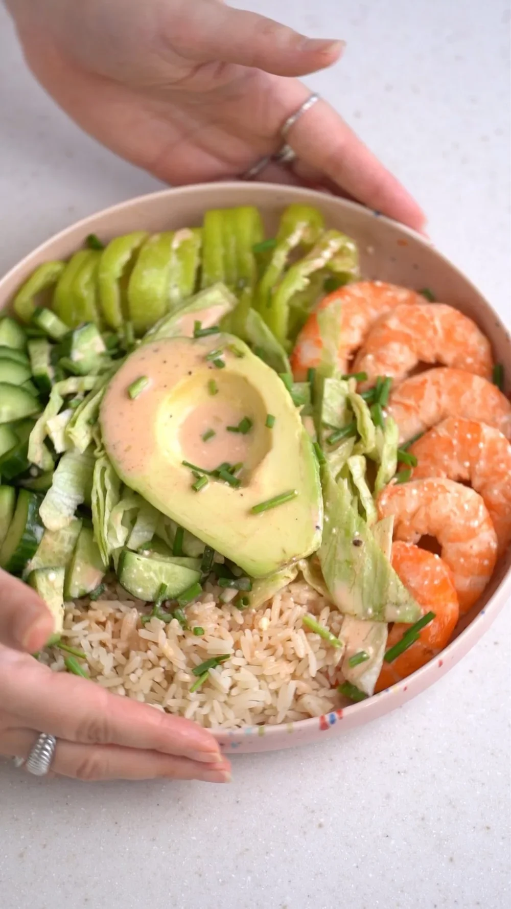 Μπψλάρα με γαρίδες, αβοκάντο και sriracha mayo