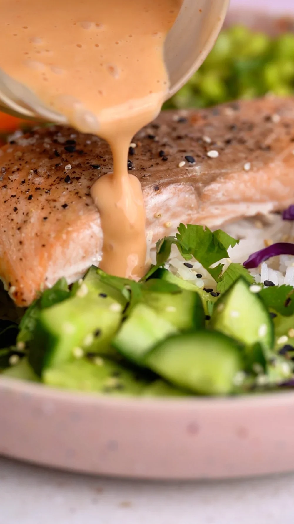 Μπωλάρα με σολομό και σος bang bang