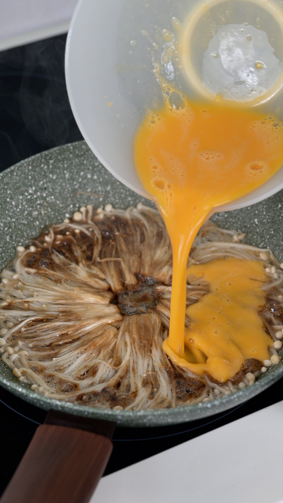 Viral ομελέτα με ασιατικά μανιτάρια enoki