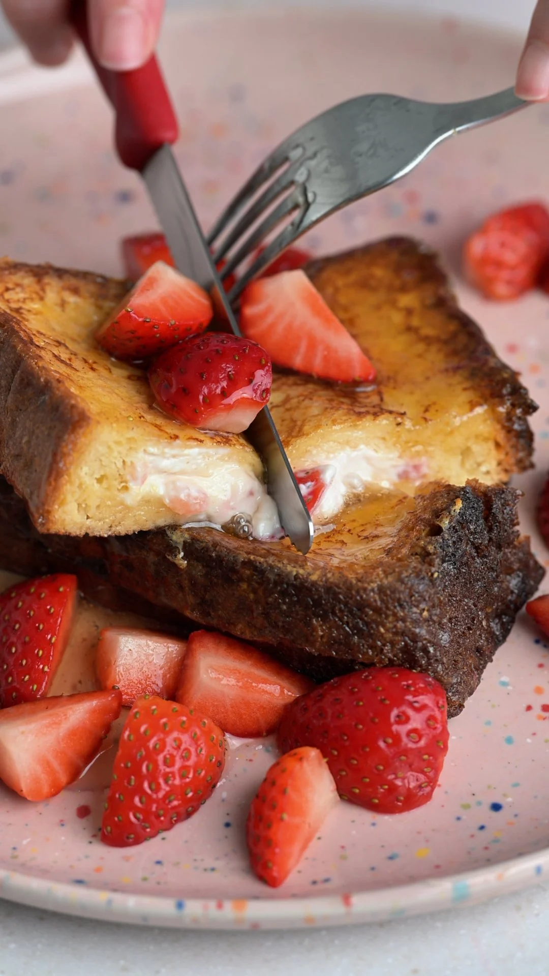 Αβγοφέτες γεμιστές με τυρί κρέμα και φράουλες