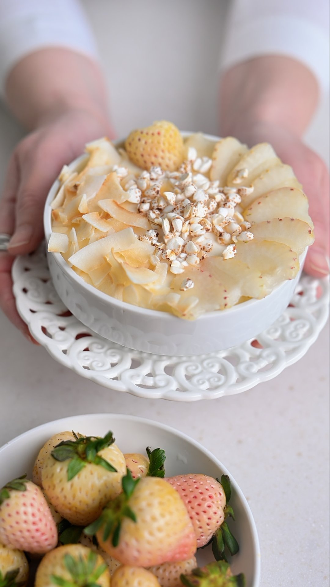 Μονοχρωματικό breakfast bowl με λευκές φράουλες