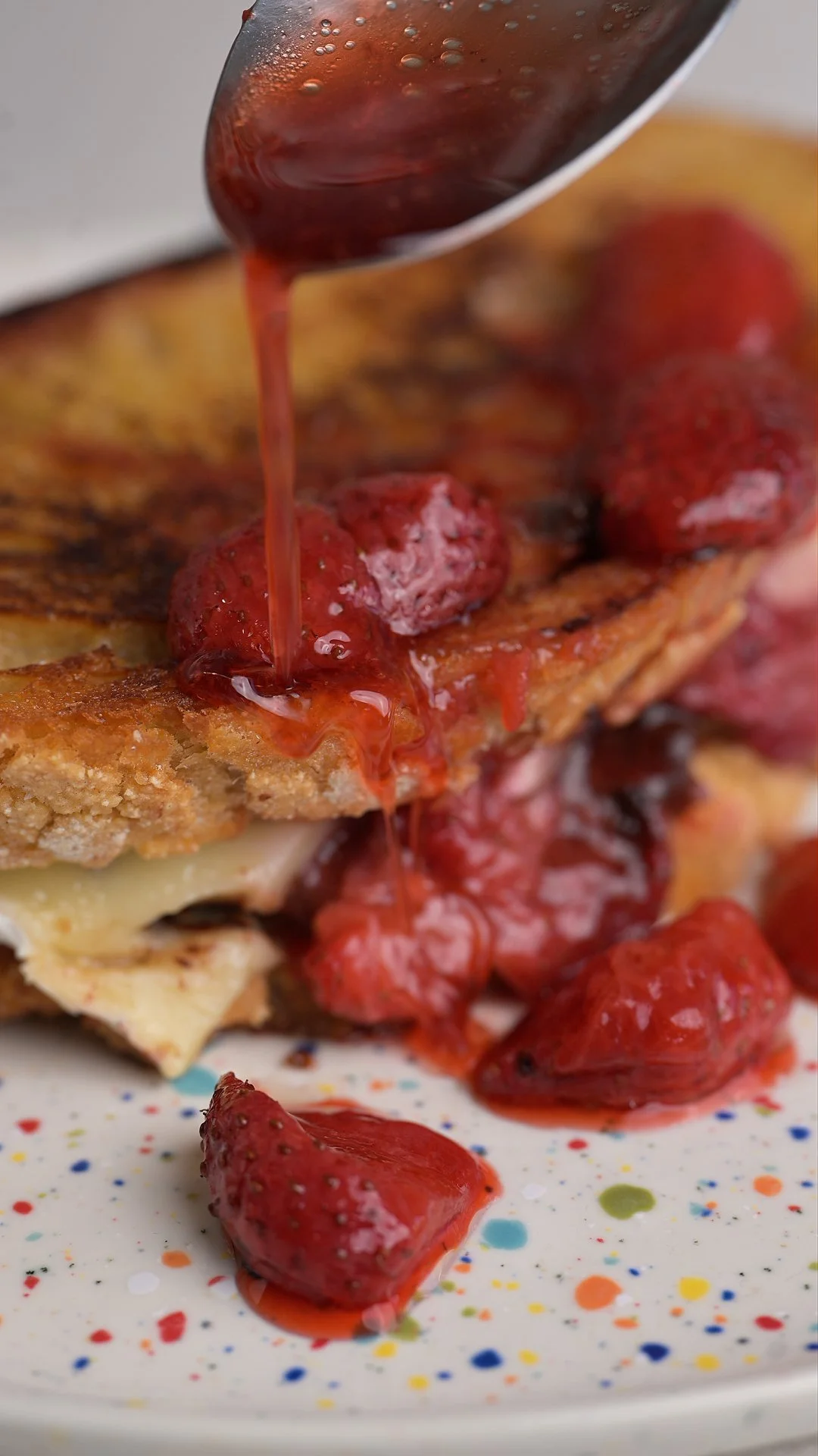 Σάντουιτς με brie, ψητές φράουλες και μαύρη σοκολάτα