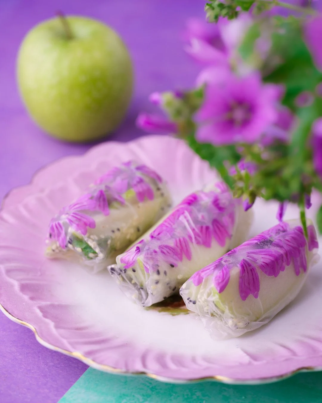 Spring rolls με πράσινο μήλο, ακτινίδιο και αγριομολόχες — Madame Gâteaux
