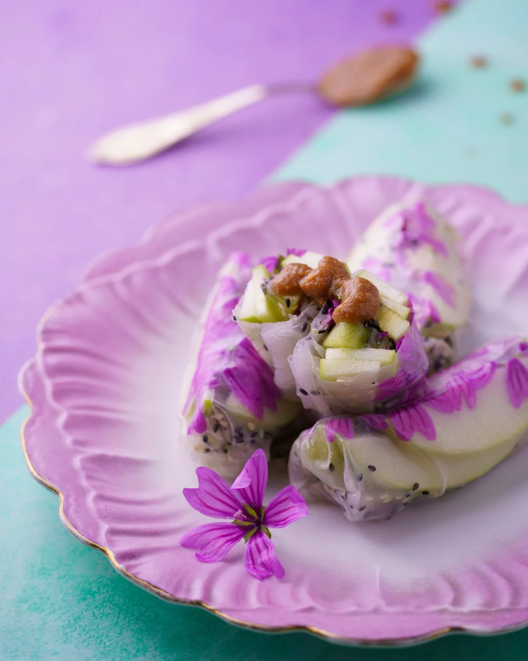 Spring rolls με πράσινο μήλο, ακτινίδιο και αγριομολόχες — Madame Gâteaux