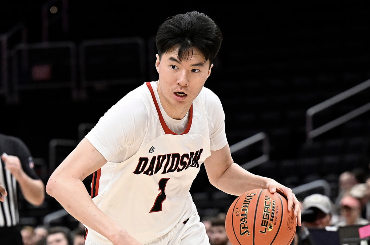 이현중 NBA 비보장 계약 총정리｜나이·키·프로필·학력·고향·연봉 20억 거절 이유 · 대학 시절 드리블하는 이현중