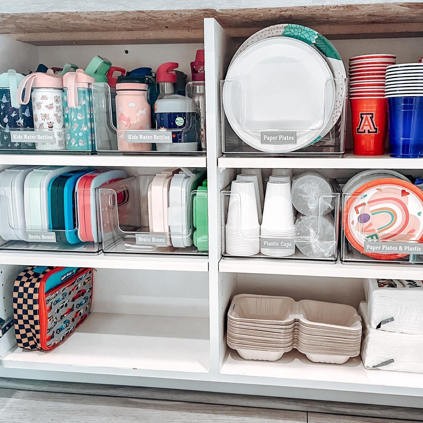 ✨Kid-Friendly Organization✨
Try this over the weekend, and make life easier before school on Monday. By lowering water bottles and lunchboxes, kids can help out with packing lunches and take a little less off of mom and dad's plate. 👏

I also love t