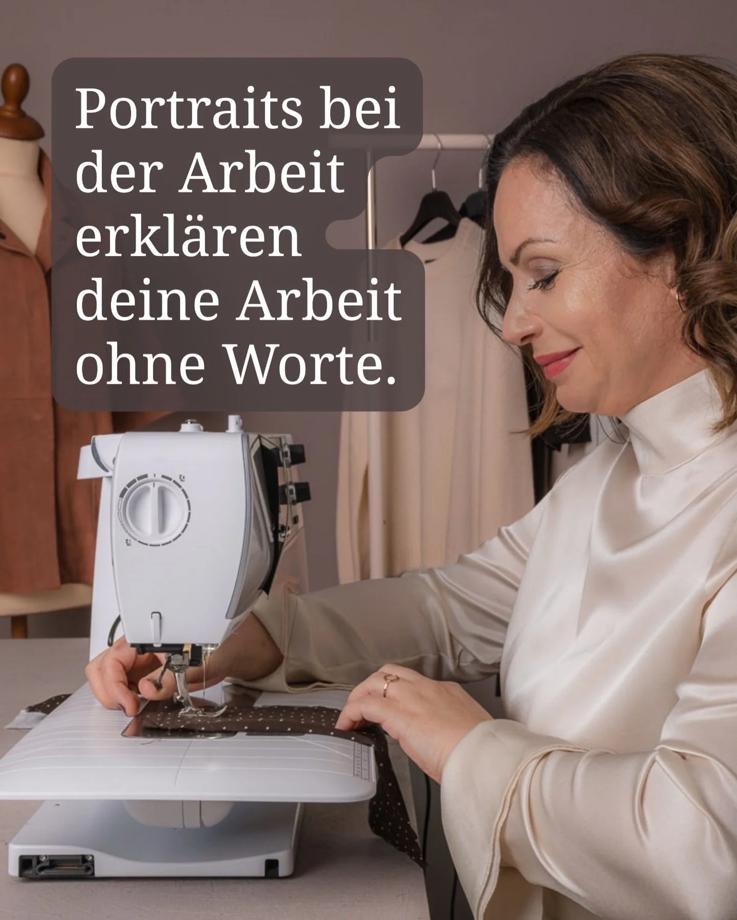 Zu einem Personal Branding Fotoshooting geh&ouml;ren nicht nur Portr&auml;ts, sondern auch Bilder, die dich bei der Arbeit zeigen.
⠀⠀⠀⠀⠀⠀⠀⠀⠀
Deine Kundinnen sehen dort nicht nur, was du machst, sondern auch, wie du es machst. Und das in einem Sekunde