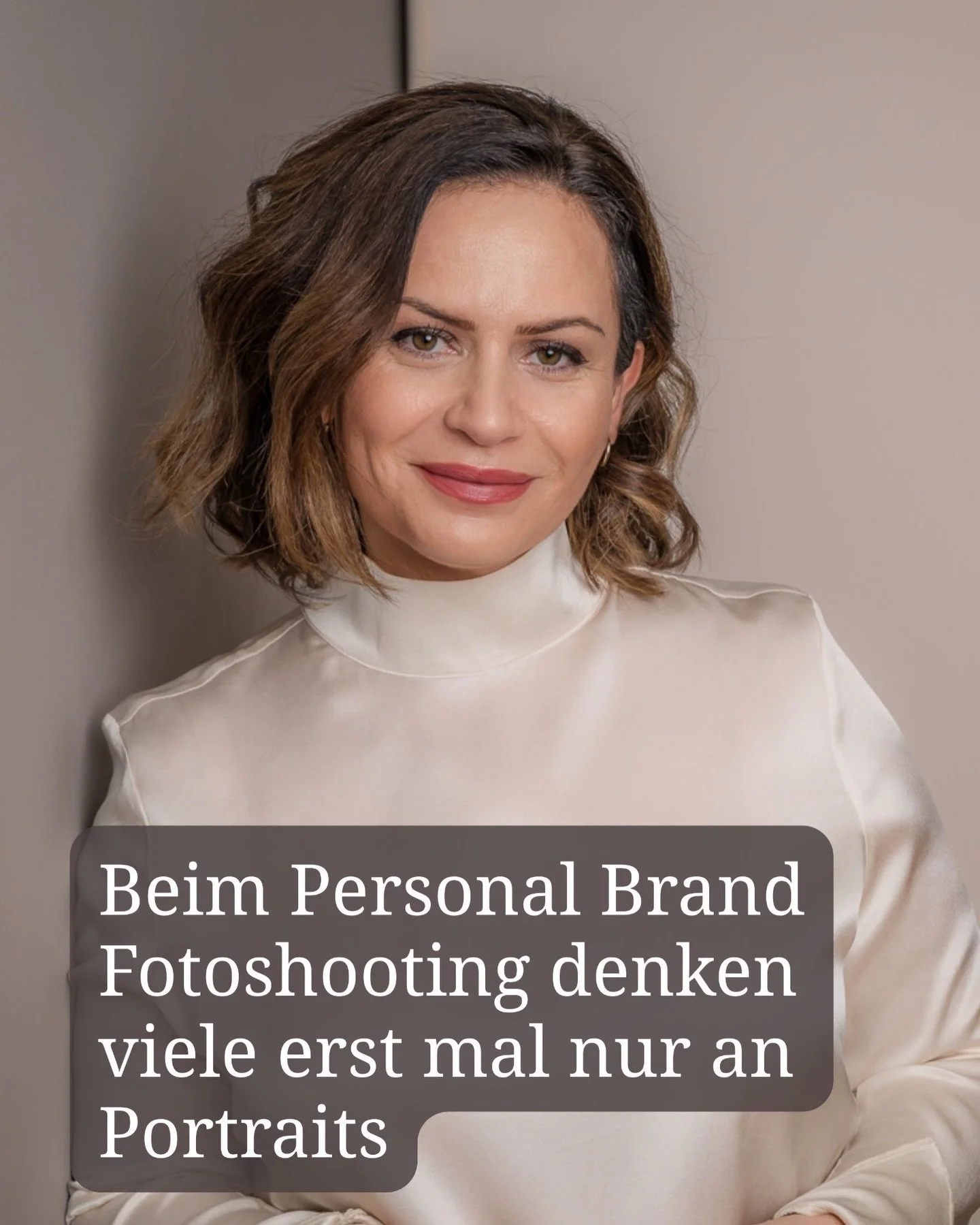 Beim Personal Brand Fotoshooting denken viele zuerst an Portraits. Ja, sie sind wichtig, weil sie deine Pers&ouml;nlichkeit und deine Kompetenz zeigen &ndash; und weil genau diese Bilder vielleicht bis jetzt gefehlt haben.
⠀⠀⠀⠀⠀⠀⠀⠀⠀
Aber es braucht m