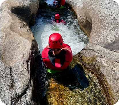 Trois personnes en canyoning dans la rivière