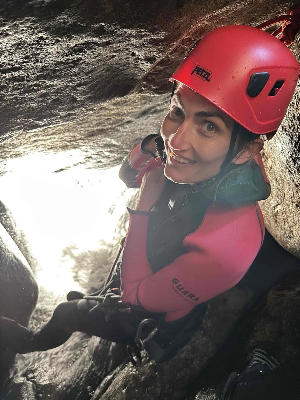 Portrait souriant en canyoning à la Garde