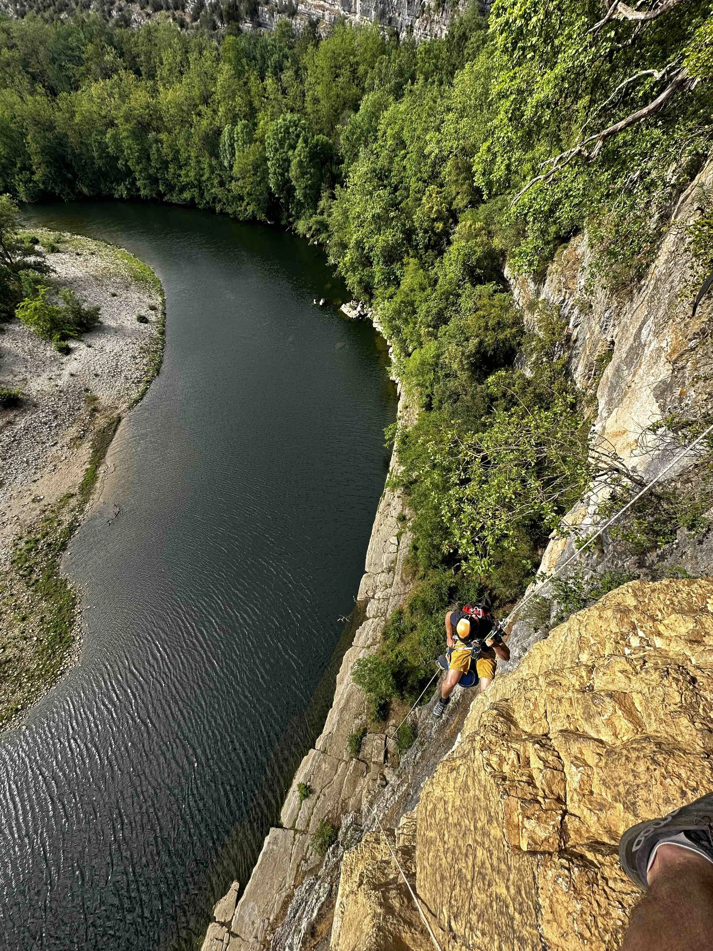 Descente en rappel verticale au dessus de la riviere du Chasseac