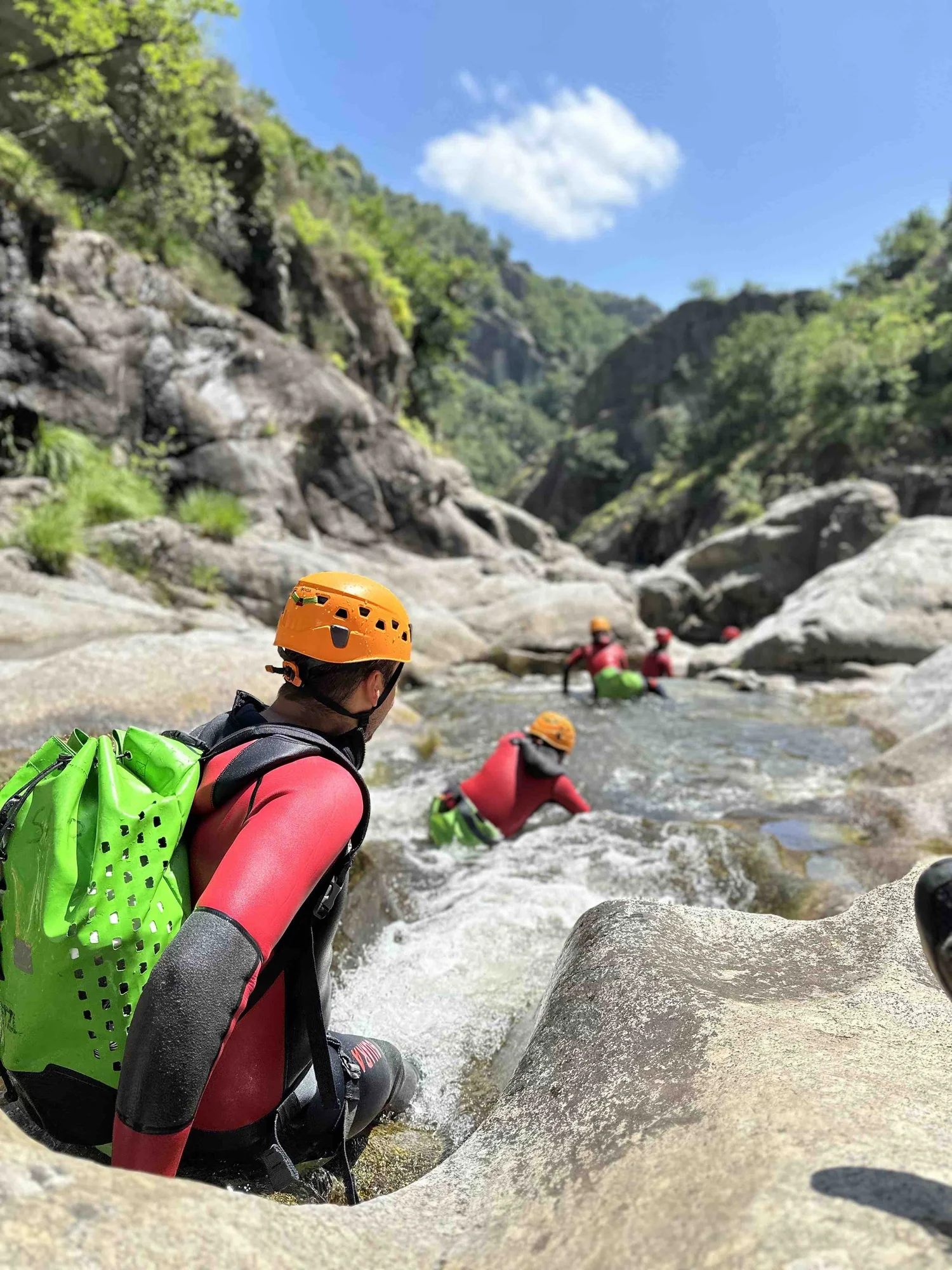 Groupe en canyoning explorant la rivière