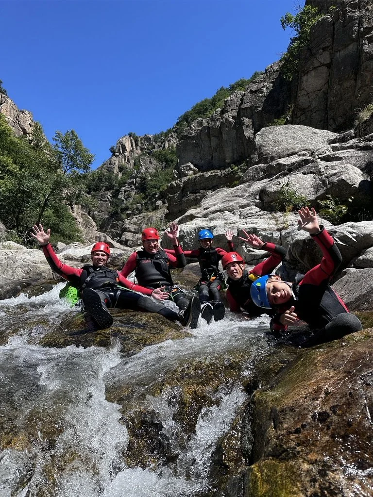 Groupe joyeux bras levés dans une vasque du Bas-Chassezac