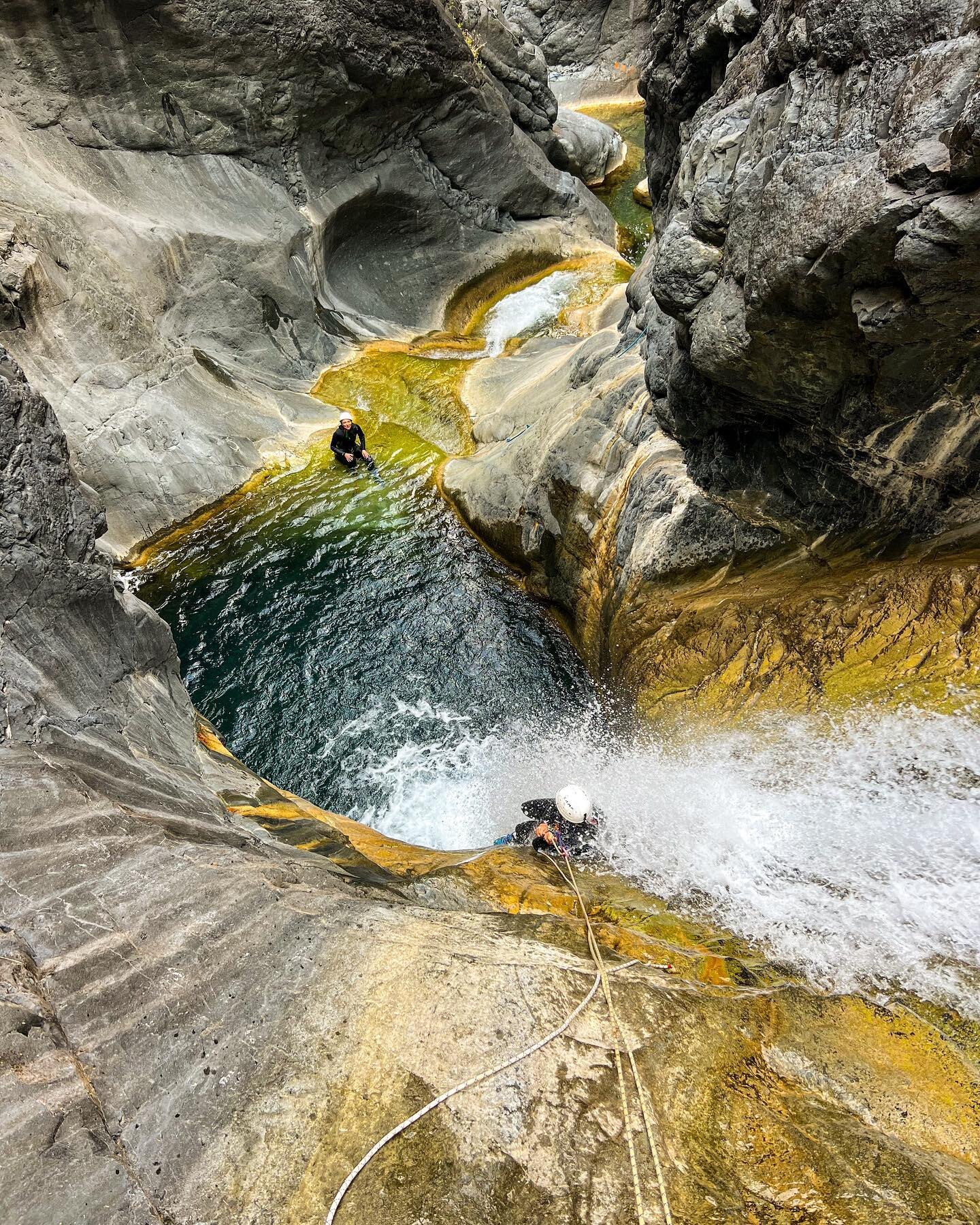 🌊 Plongez avec nous dans l'aventure ultime &agrave; la R&eacute;union! 🏞️ Cette fois, on explore les incroyables gorges de Bras Rouge. 💪 Si vous &ecirc;tes pr&ecirc;t &agrave; repousser vos limites, cette journ&eacute;e est faite pour vous! 🤸&zwj