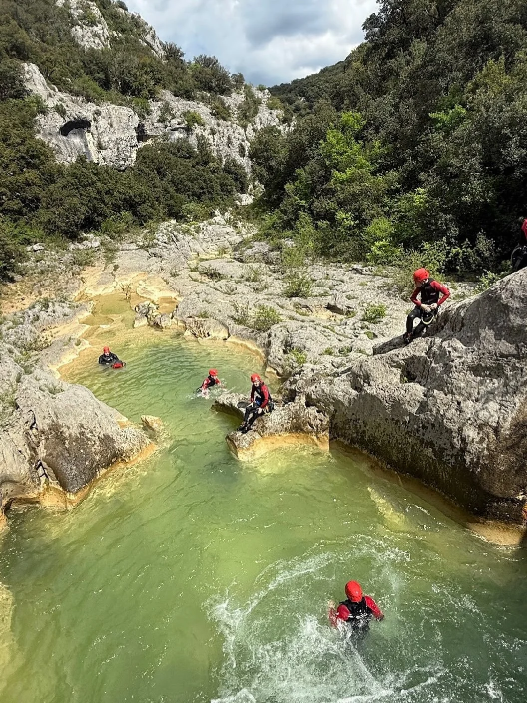 ☀️🌊 Randonnée aquatique du « Rieussec » 🌊☀️ 
📲 Infos et réservations en DM ou via notre site www.ardecheactivites.com. 
Préparez-vous à vivre des moments inoubliables en pleine nature ! 🌳🌼
&Ag