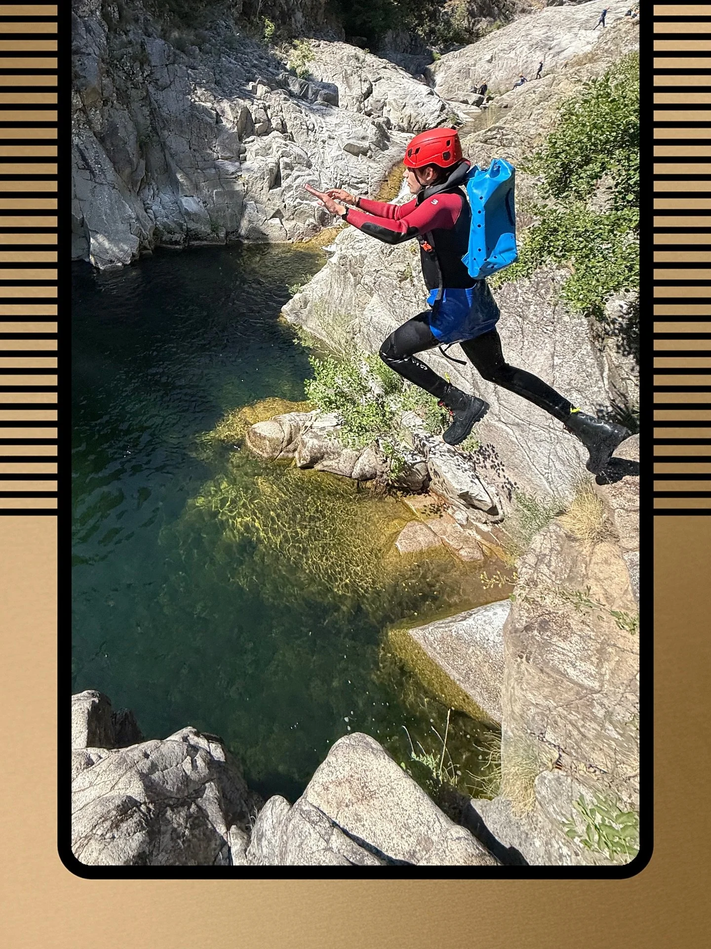 🌊💦 Prêt(e) à te jeter à l’eau ? 💦🌊 
Envie de sensations fortes, de glissades naturelles et de sauts dans des cadres incroyables? 😍
Le canyoning en Ardèche, c’est l’aventure à l’é