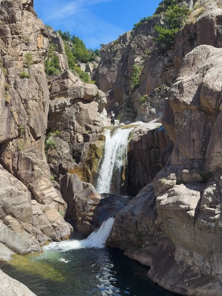 🧗‍♂️ Le canyoning : un défi physique et mental
Le canyoning combine plusieurs activités : descente en rappel, sauts dans l’eau, nage, glissades sur des toboggans naturels, escalade… Ce mélange demande à l