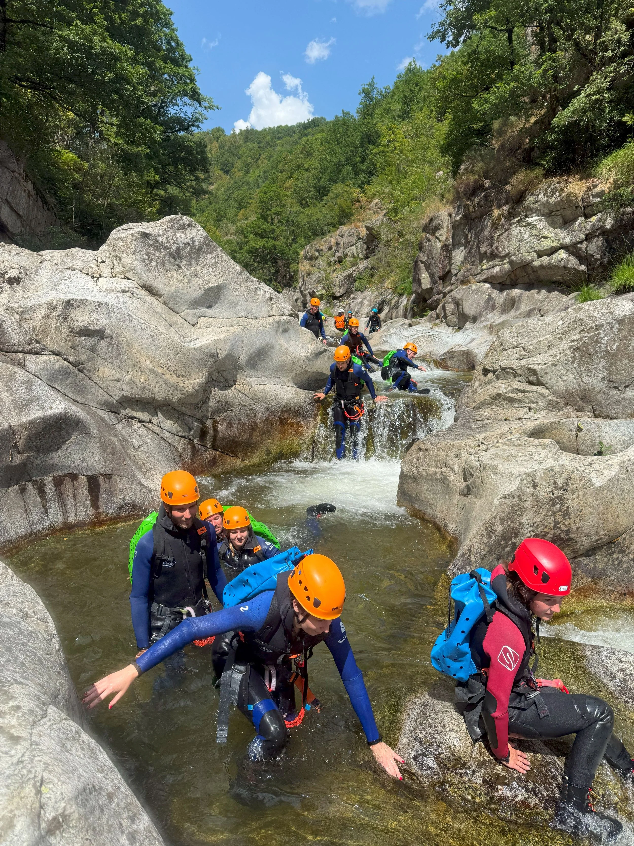 L’histoire du canyoning en Ardèche : des pionniers aux guides diplômés