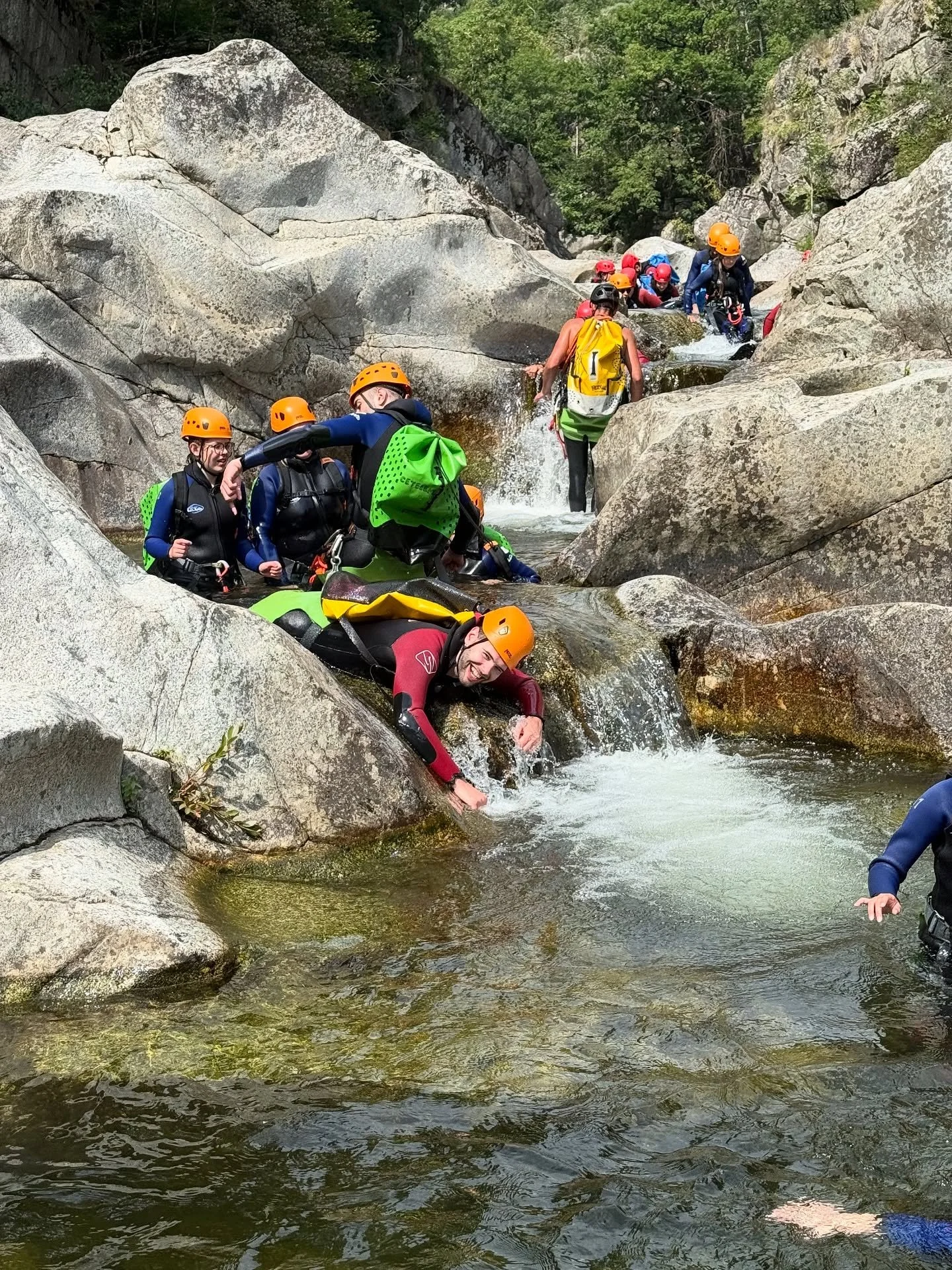 ✨ MERCI à vous tous ! ✨
L’été 2025 touche à sa fin en Ardèche, et nous voulions prendre un moment pour remercier tous les vacanciers qui sont venus partager avec nous des aventures inoubliables en canyoning,