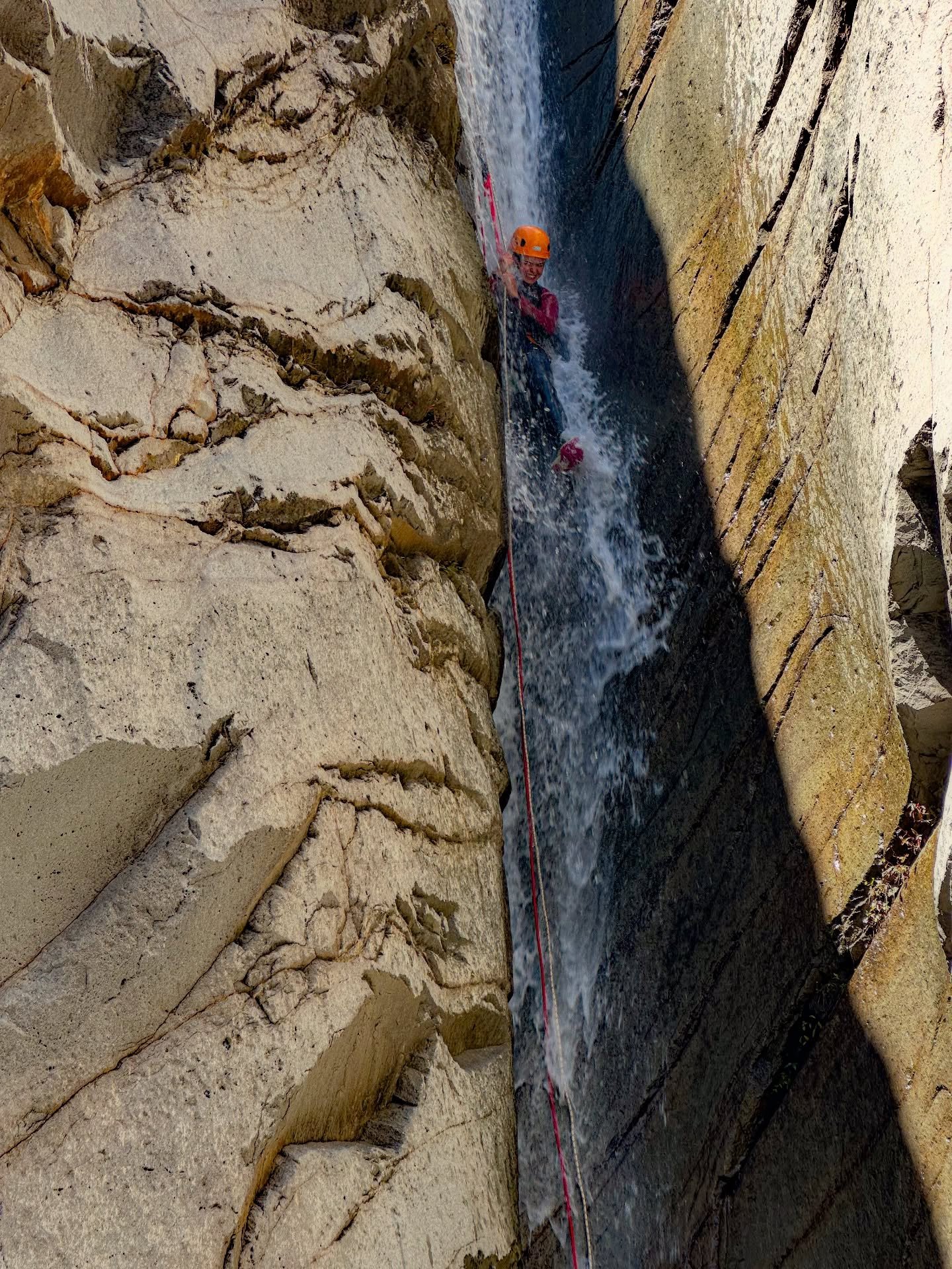 D&eacute;couvrez le mythique canyon de Fleurs Jaunes &agrave; Cilaos 🌿💦
Entre nombreuses cascades, descentes en rappel fa&ccedil;on toboggan allong&eacute; avec une vue incroyable sur le Piton des Neiges et tout le cirque de Cilaos&hellip;
C&rsquo;