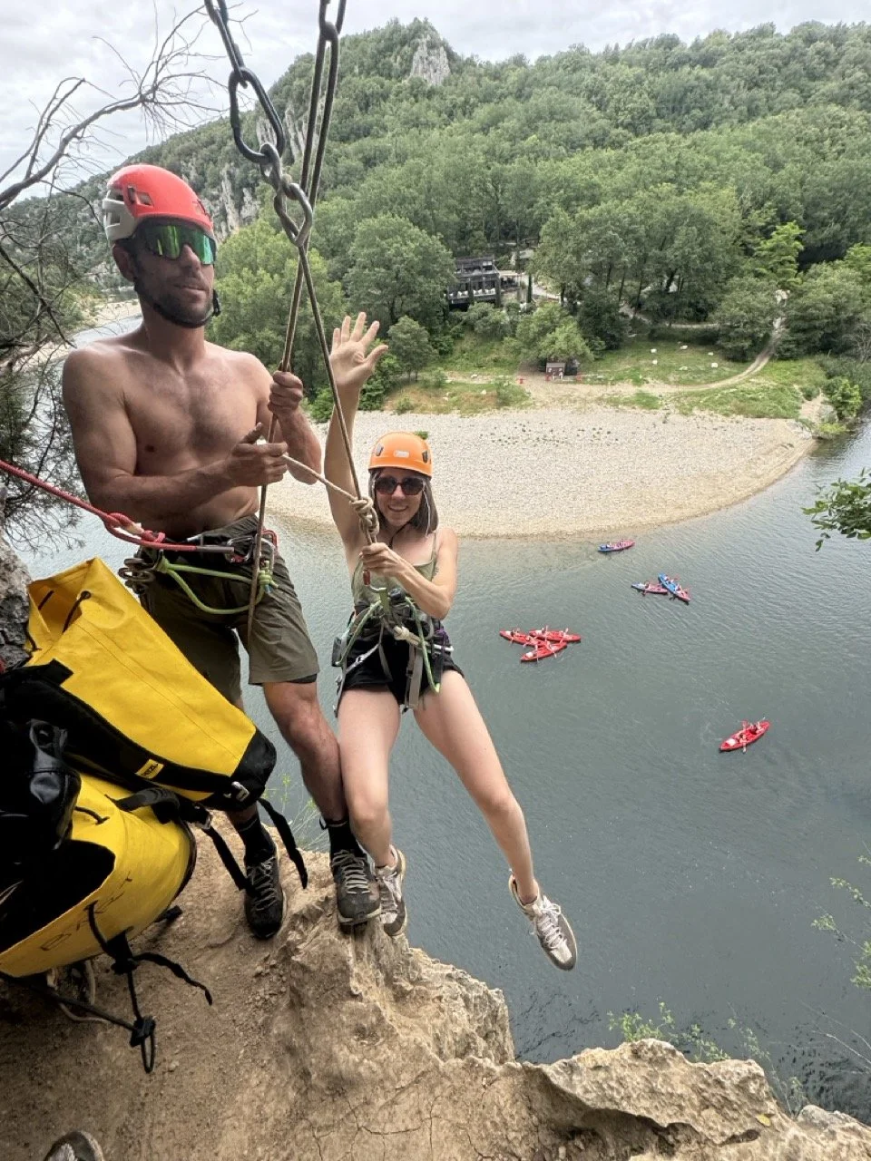 Via corda au-dessus de la rivière Ardèche, avec les canoës en contrebas
