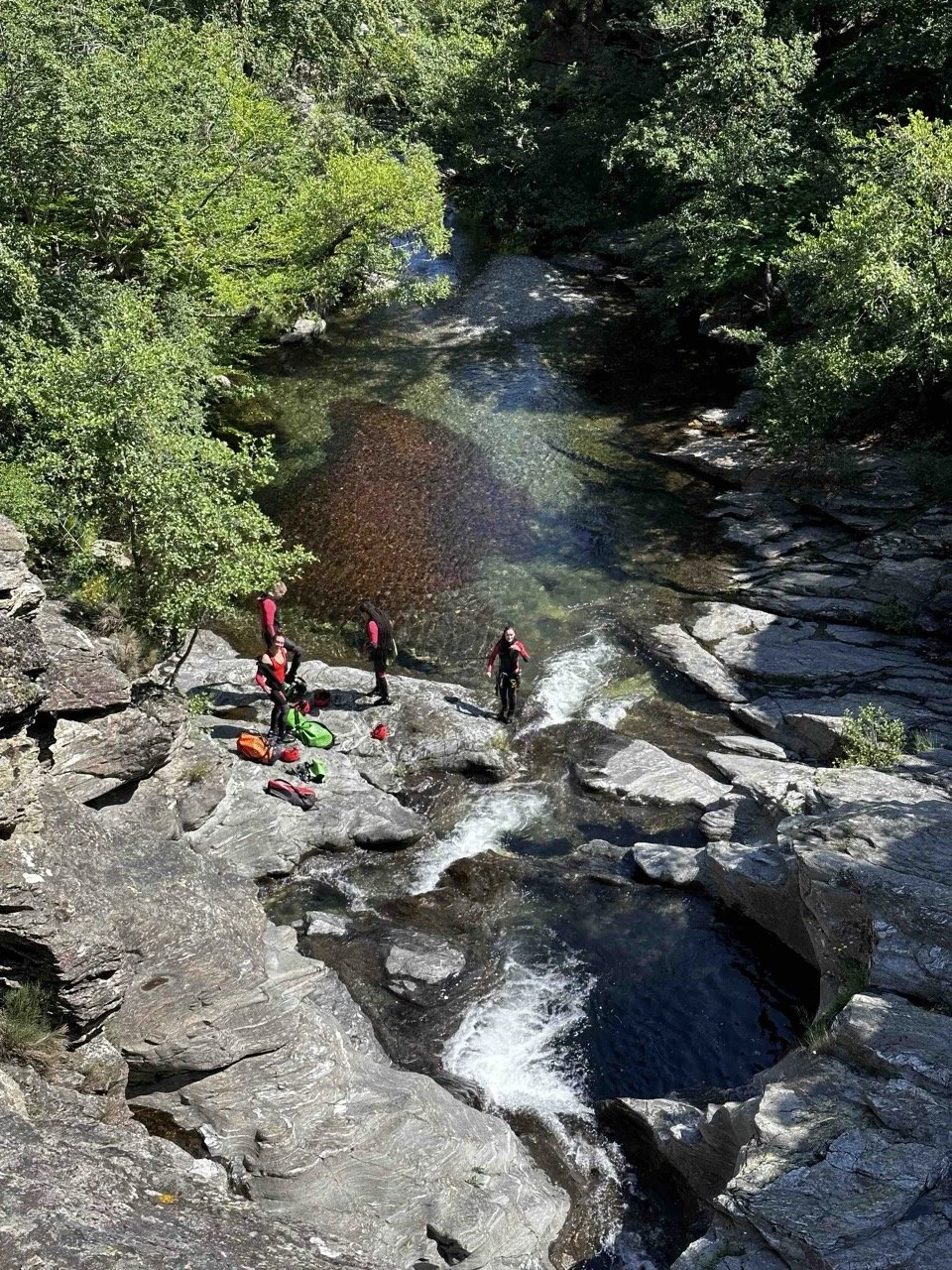Groupe au bord de la rivière au canyon du Roujanel