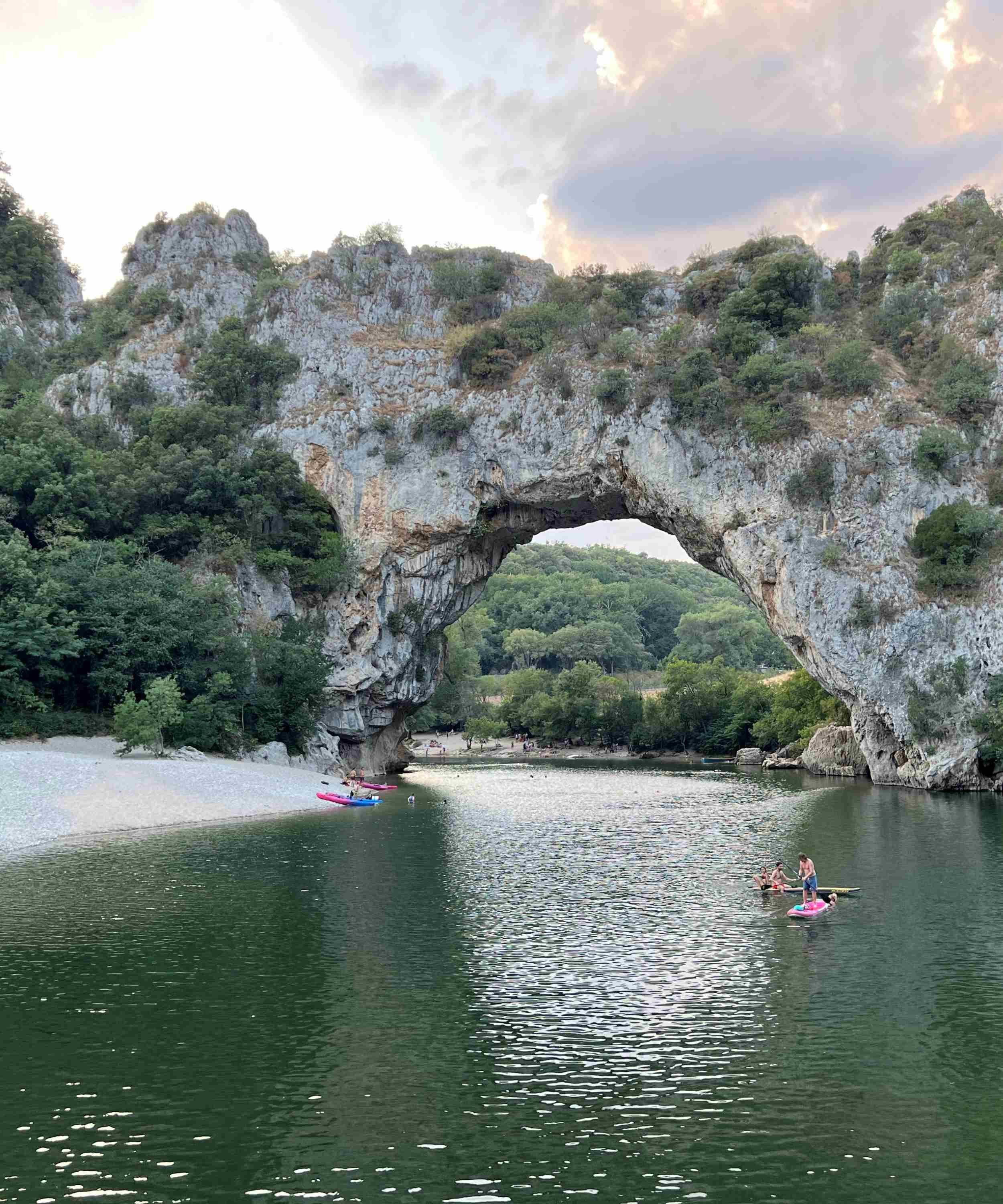 Canoës sur l'Ardèche au pied du Pont d'Arc, départ d'un raid multi-activités en sud Ardèche