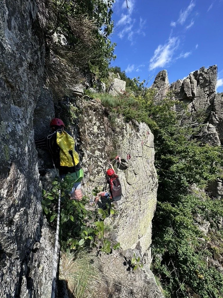 Traversée aérienne à la via-corda du Balcon du Chassezac