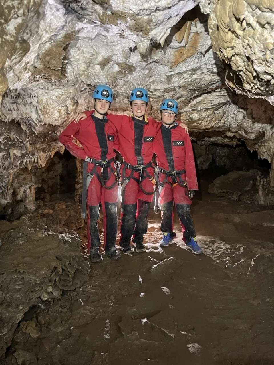 Passage étroit à la grotte des Deux Avens