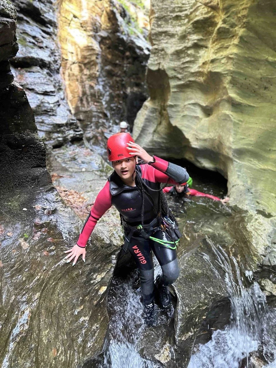 Passage dans une étroiture du canyon du Roujanel