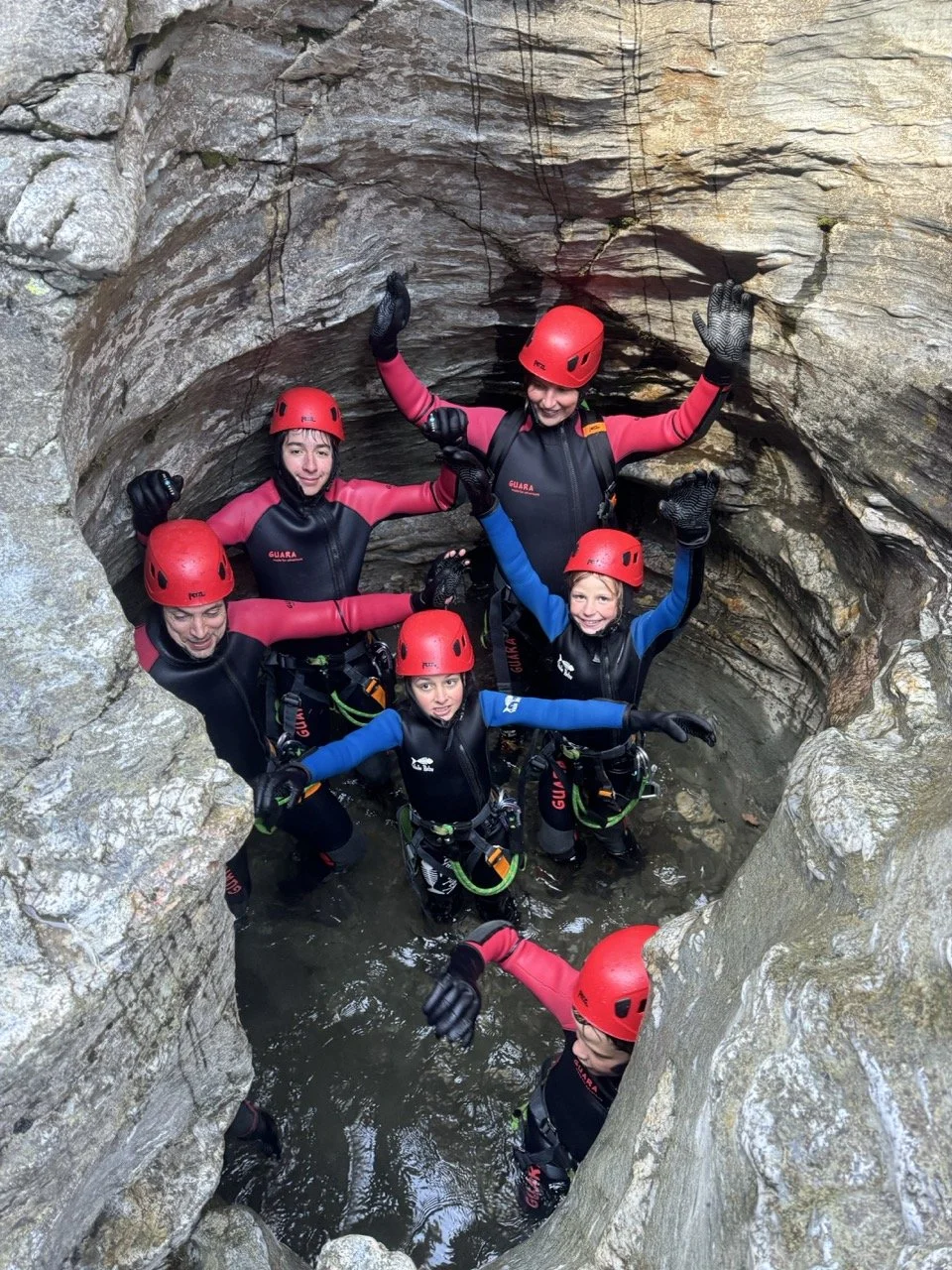 Groupe joyeux bras levés dans le slot du Roujanel