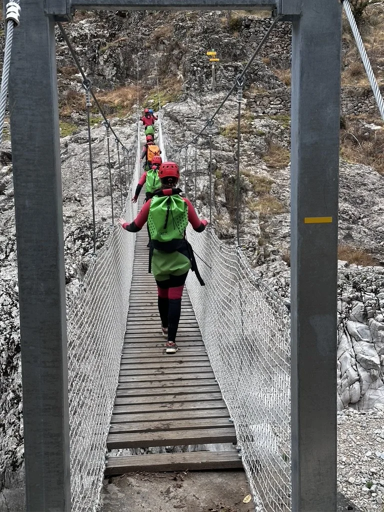 Passage sur une passerelle au canyon du Bas-Chassezac