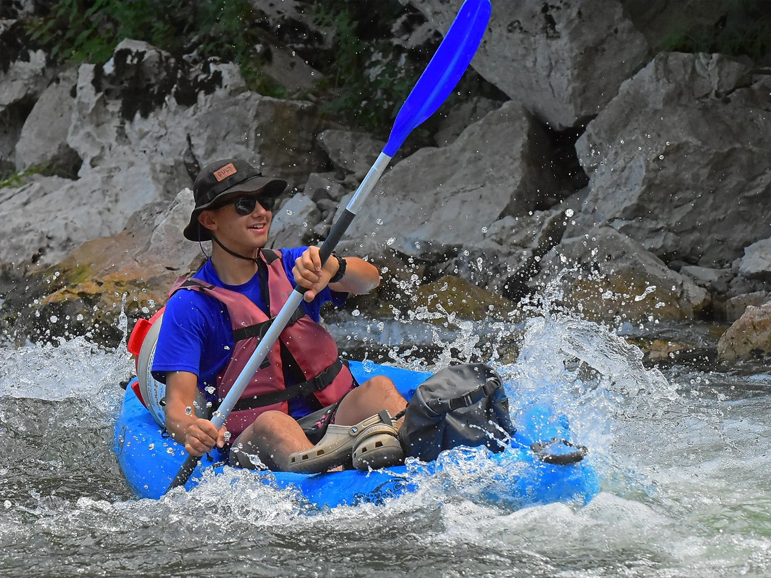 Descente en canoë sur la rivière Ardèche, pagaie en action dans les remous