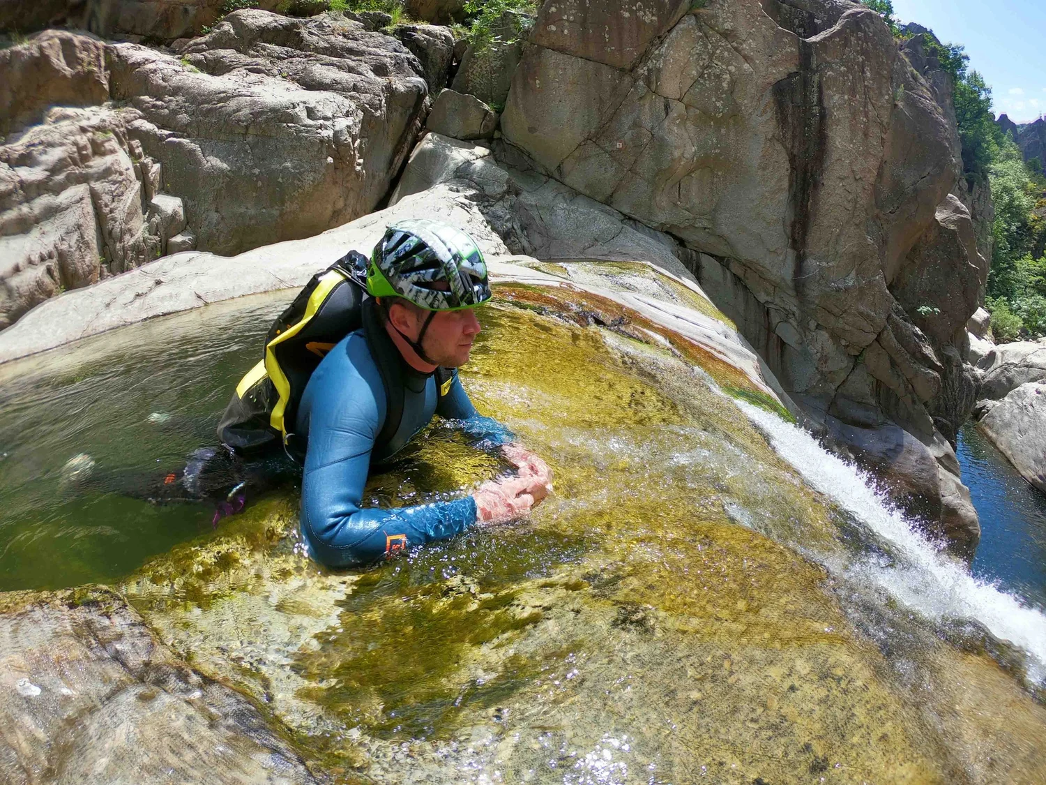 Aventurier dans un bassin rocheux