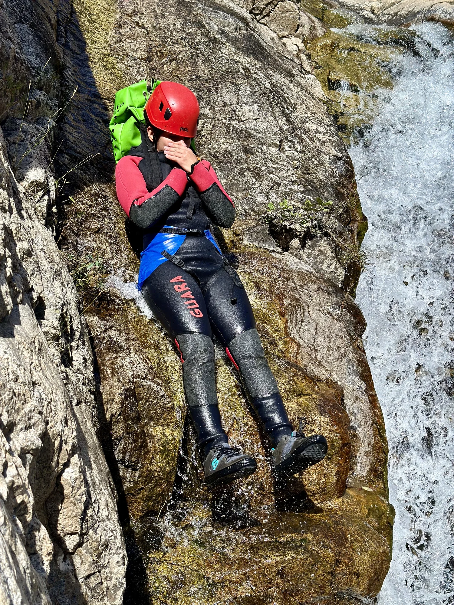 Pause près d'une cascade lors du canyoning du Bas-Chassezac