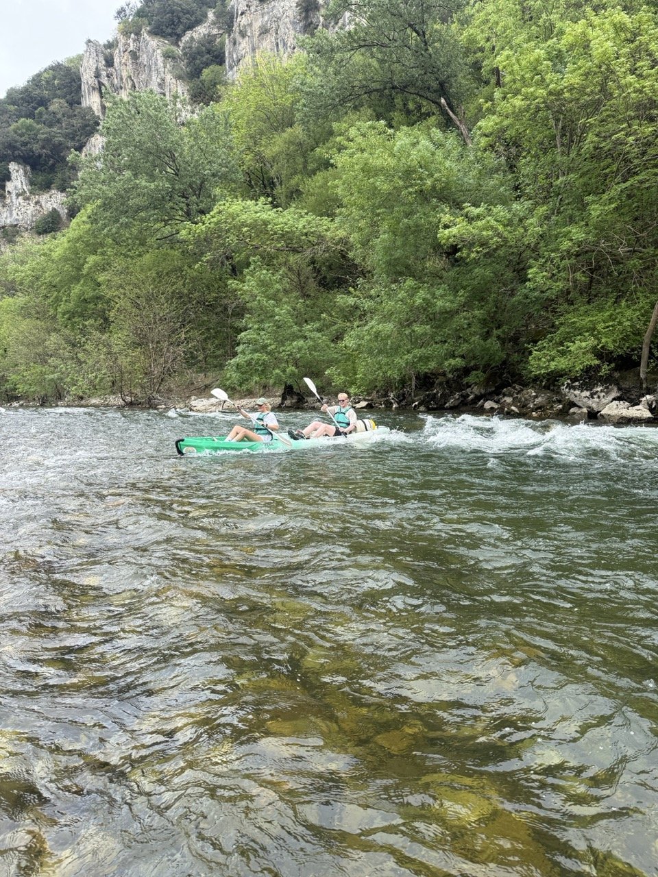 Descente en canoë sur la rivière Ardèche entre les falaises