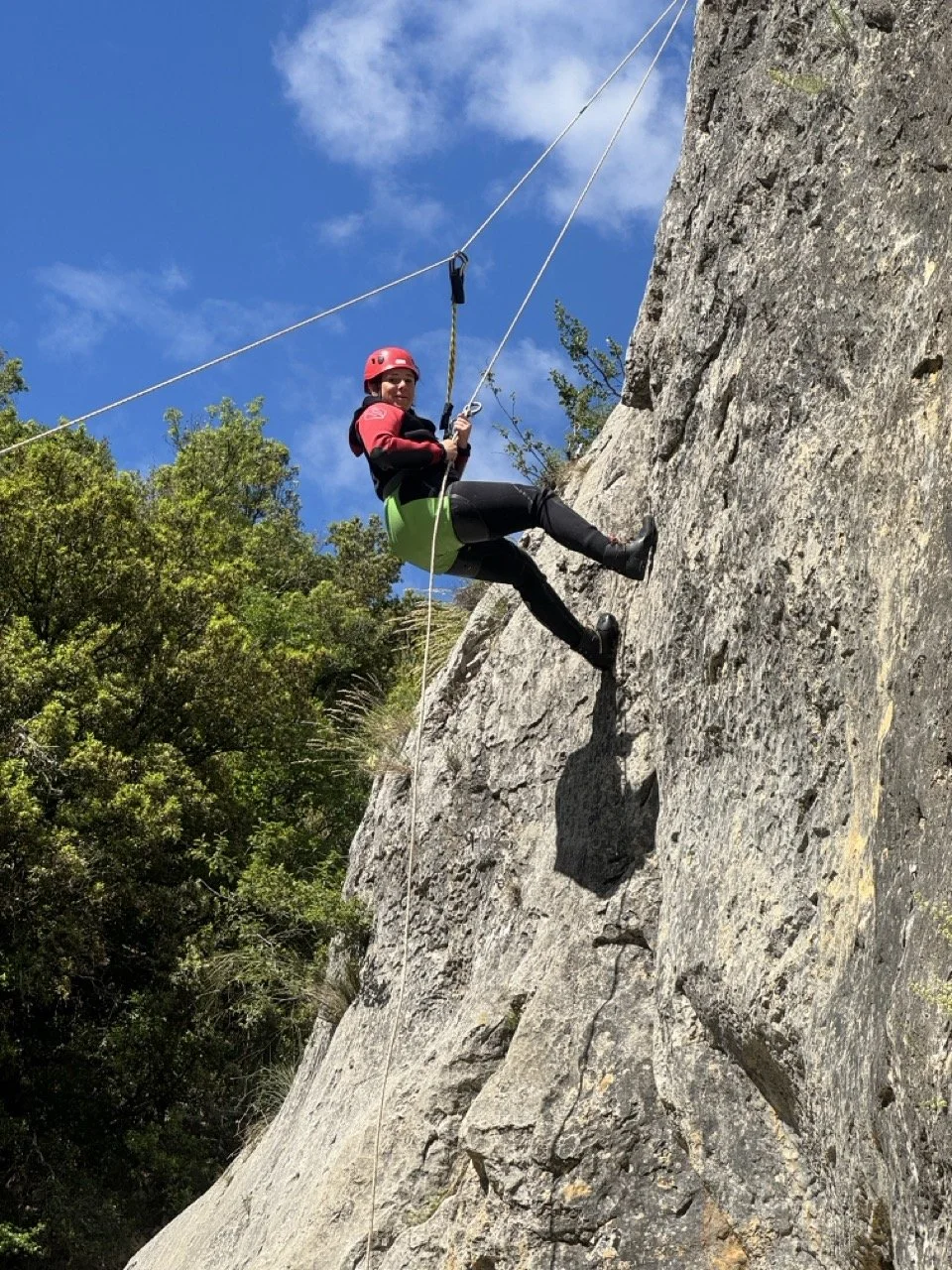 Saut dans une vasque au canyon du Rieussec en Ardèche