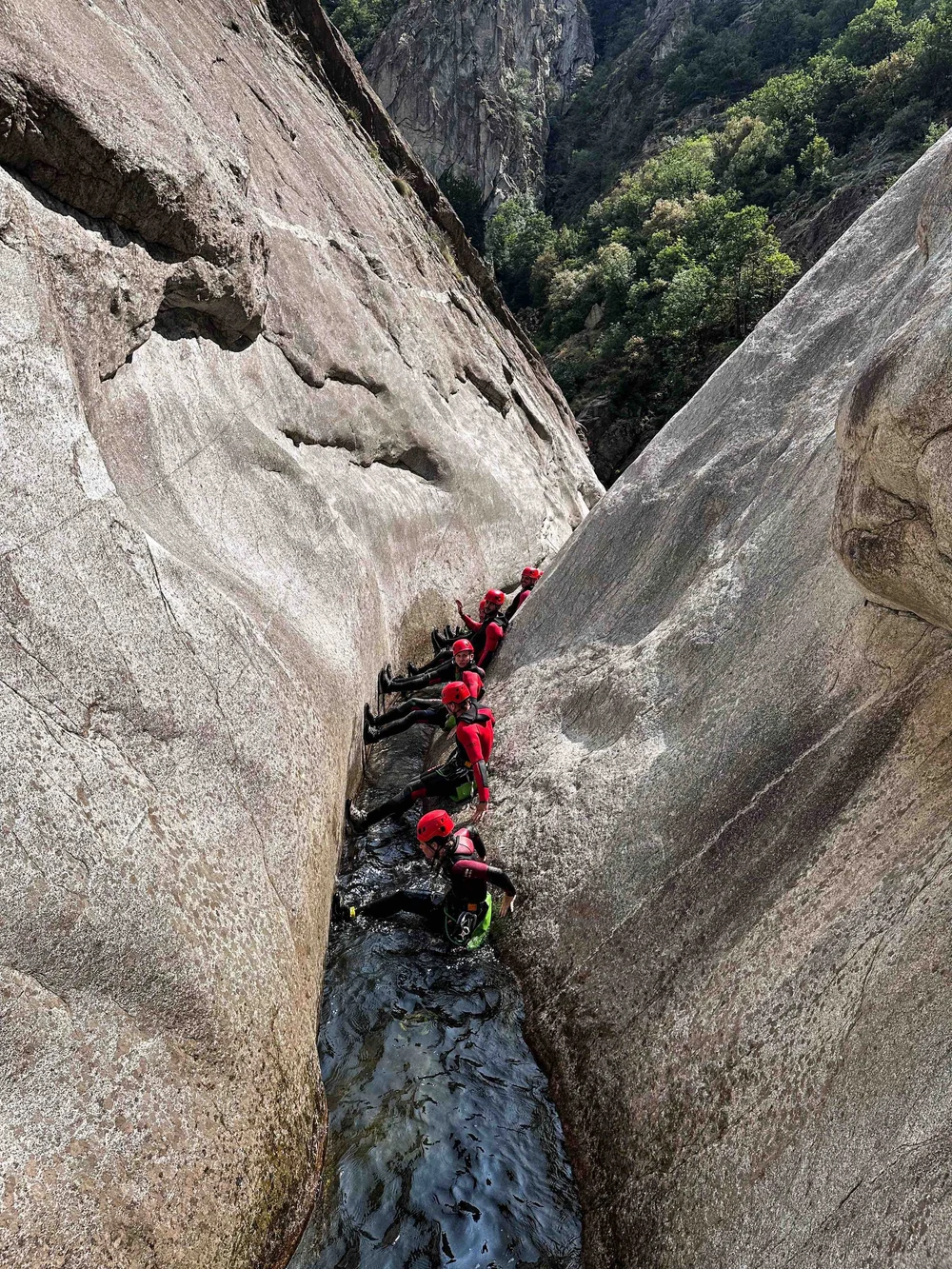 Passage en file indienne dans une étroiture de canyon