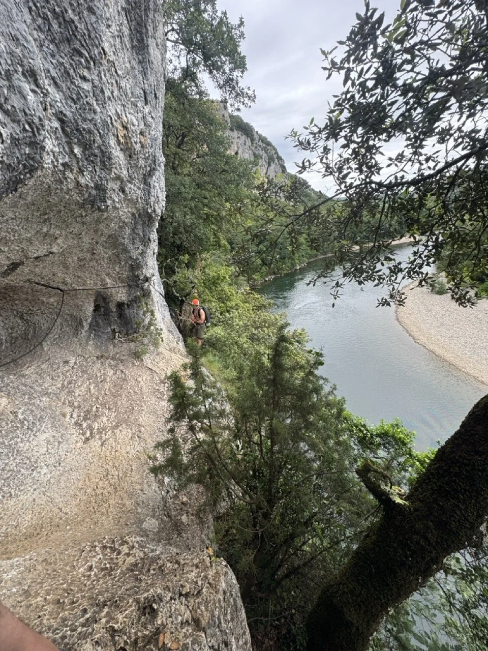 Progression en famille à la via-corda du Pont d'Arc