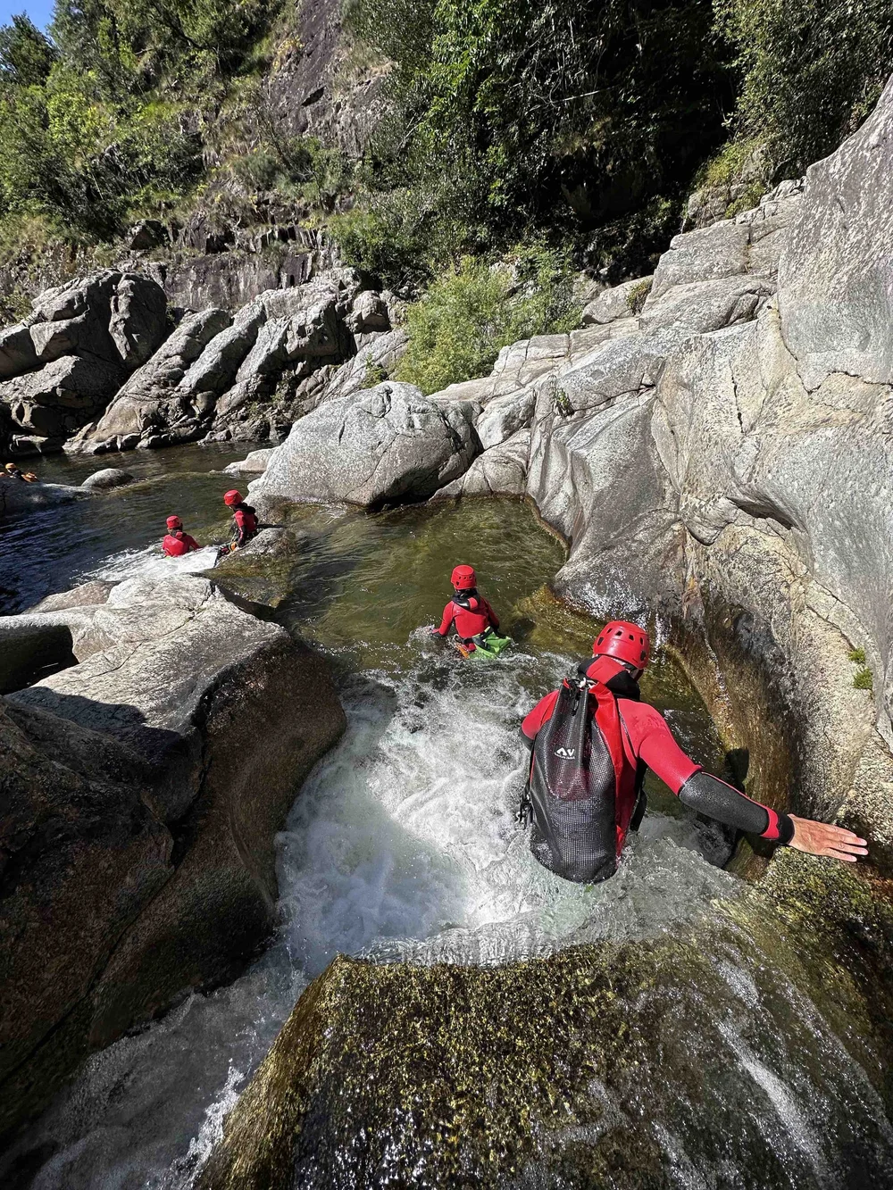 Collaborateurs dans les vasques d’un canyon ardéchois